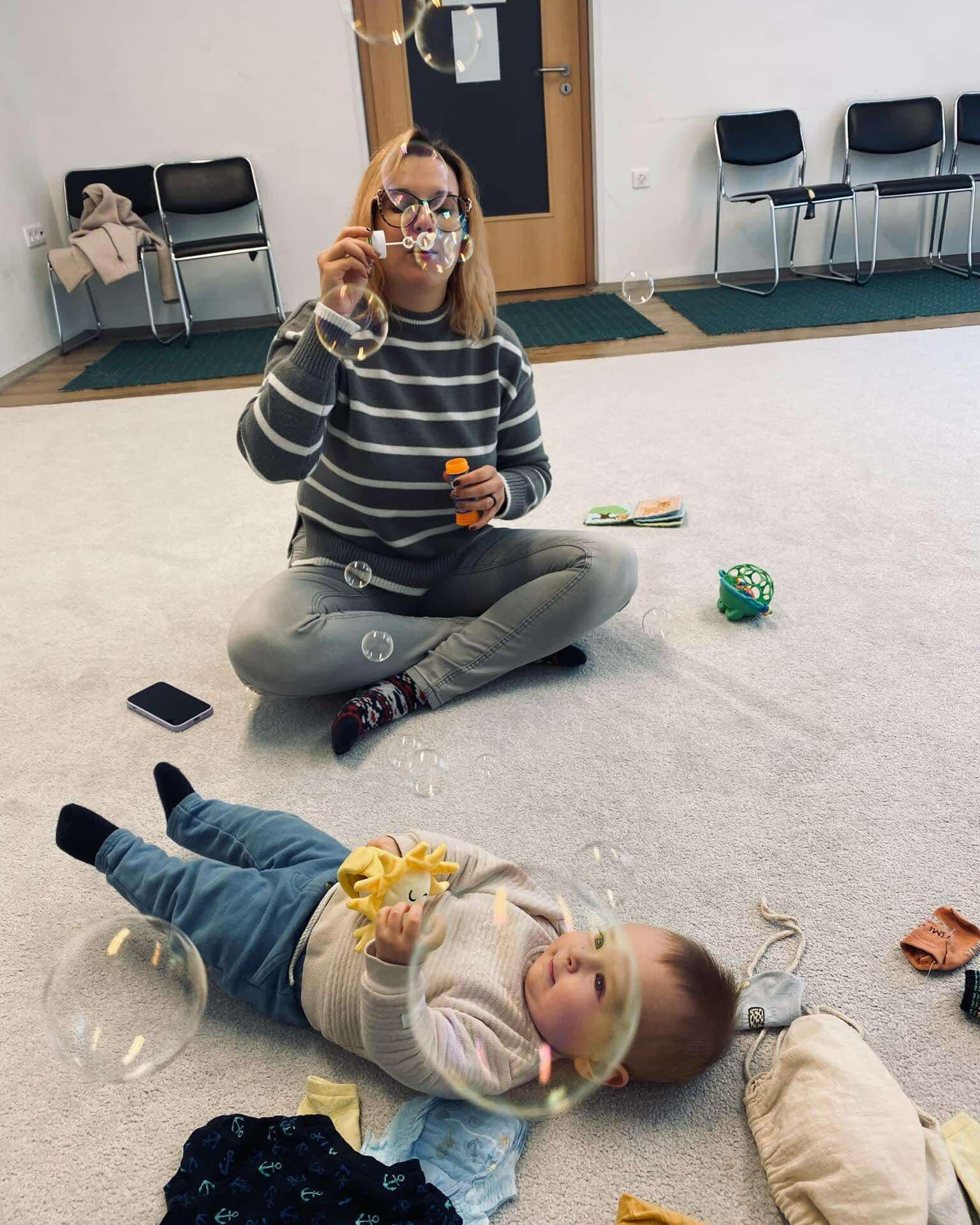 Anyuka buborékokat fúj a babának