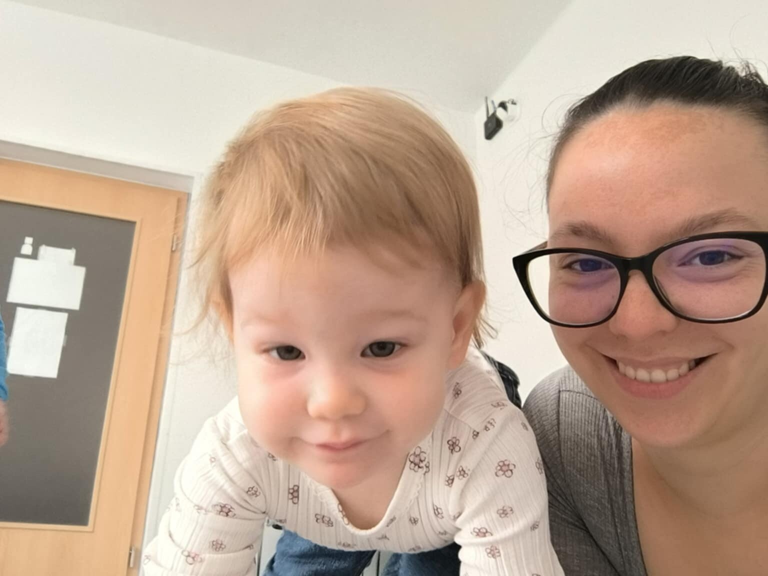 mosolyg&oacute; baba anyuk&aacute;j&aacute;val babajelbesz&eacute;d &oacute;r&aacute;n