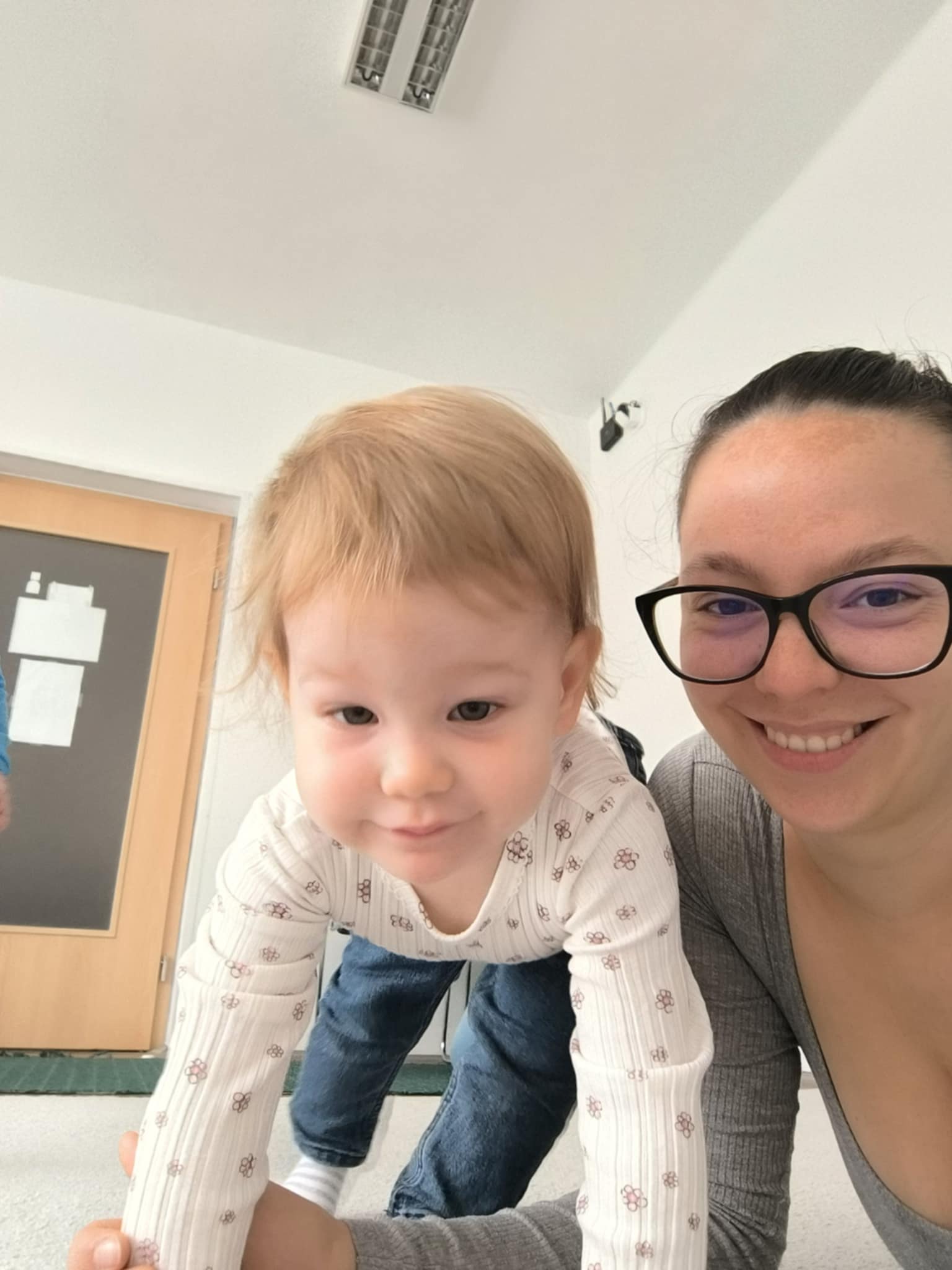 mosolygó baba anyukájával babajelbeszéd órán